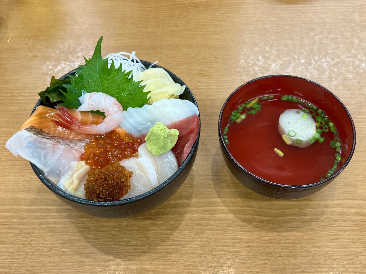 nyankyo299's tweet photo. さて、お久しぶりの場外市場。色々なお店が軒を連ねていて、北海道グルメを堪能できる名所なのですが、たくさんありすぎて、どのお店にしたものか。一通りうろうろして、裏手にあったお寿司屋さんに決定。【大漁寿し若駒】さんにお邪魔しました。土曜日ですが、ランチメニューもあり、比較的良心的なお値段設定。
今日は🚗を運転する予定はないし、🍺飲んじゃお〜と昼🍺を頼みます。お通しが、蟹味噌豆腐と、数の子とたくわんの入った松前漬け。さすが、北海道。メニューは悩んだ挙句、【大漁丼】という具の種類が多い海鮮丼を選択。具は新鮮で美味しく、お吸い物も付いて、またご飯が酢飯なのも個人的にポイント高い。そして、気になるメニューをつい追加してしまった。塩辛の燻製。これが大当たり🎯。元々燻製されている食材が大好きなんですが、塩辛は、結構好き嫌いが別れる食べ物。しかし、燻製の風味が加わることで、塩辛独特の臭みが気にならず、食べやすくなるのね。
そして、これは酒のつまみとしては最高❣️場外市場で手に入るという情報を得て、早速自宅に送りました😆
#札幌場外市場
#大漁寿し若駒