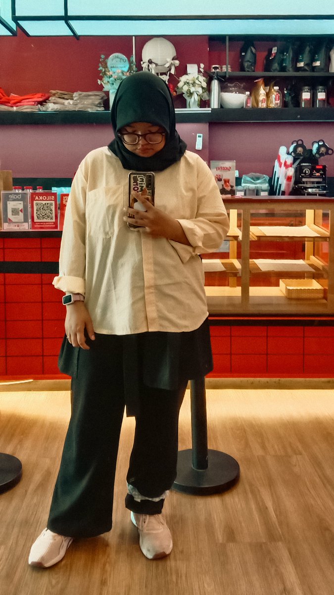flyingcat_07's tweet photo. Outfit b2w yaaaaa outfit buat ngantor aja hehe kalo ngga kaos-polo-kemeja

Yg ga boleh ketinggalan, rompi sama scrunchie buat celana dan rok buat nutupin pantat.... https://t.co/wxPMsrlyjO