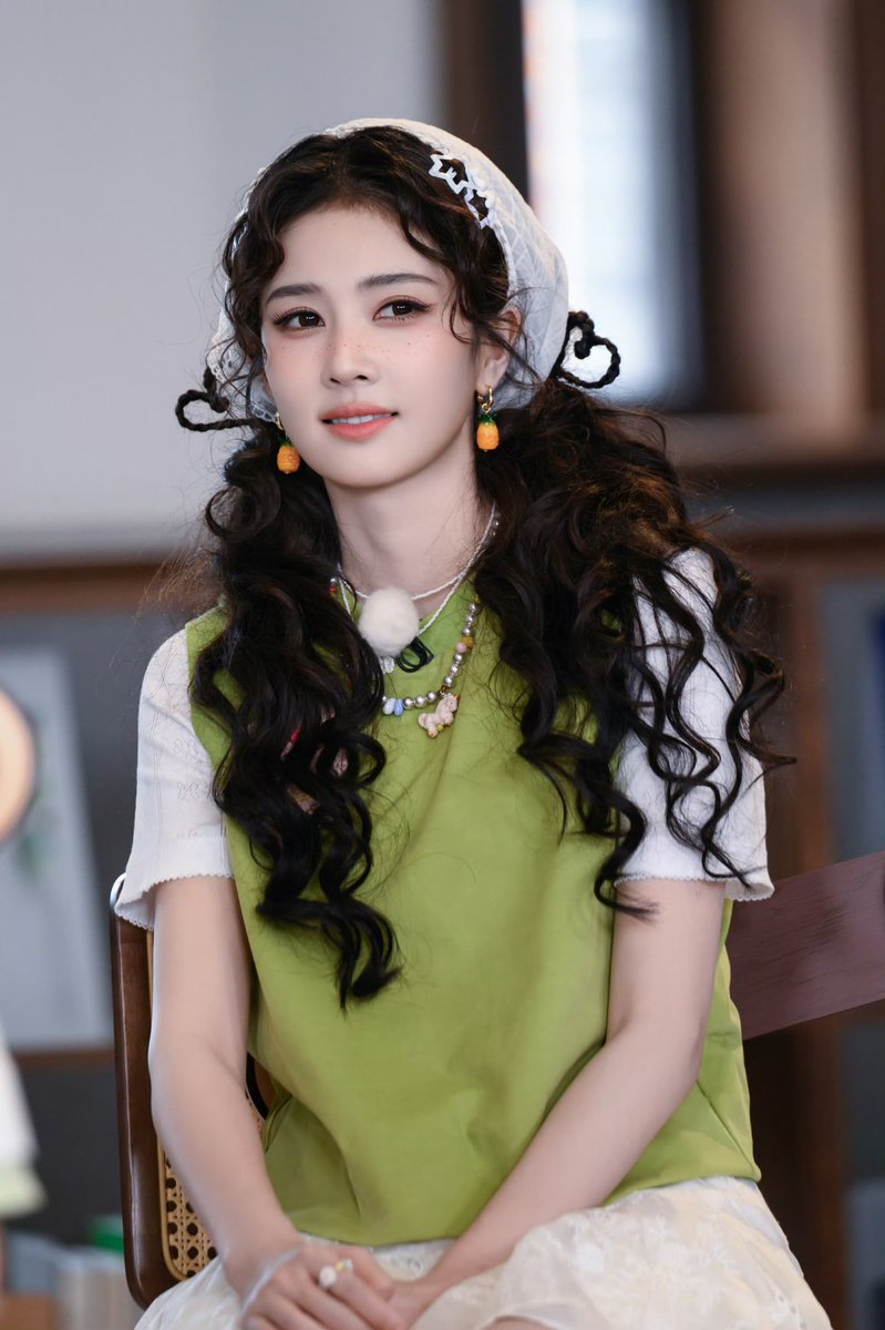 msArias1295's tweet photo. #BaiLu's black curly hair and freckles really suit her. 😍 Ayoo! Such a cute country girl baby 🤗🥰

#KeepRunning #TheFirstJasmine https://t.co/MljdVUAwkK
