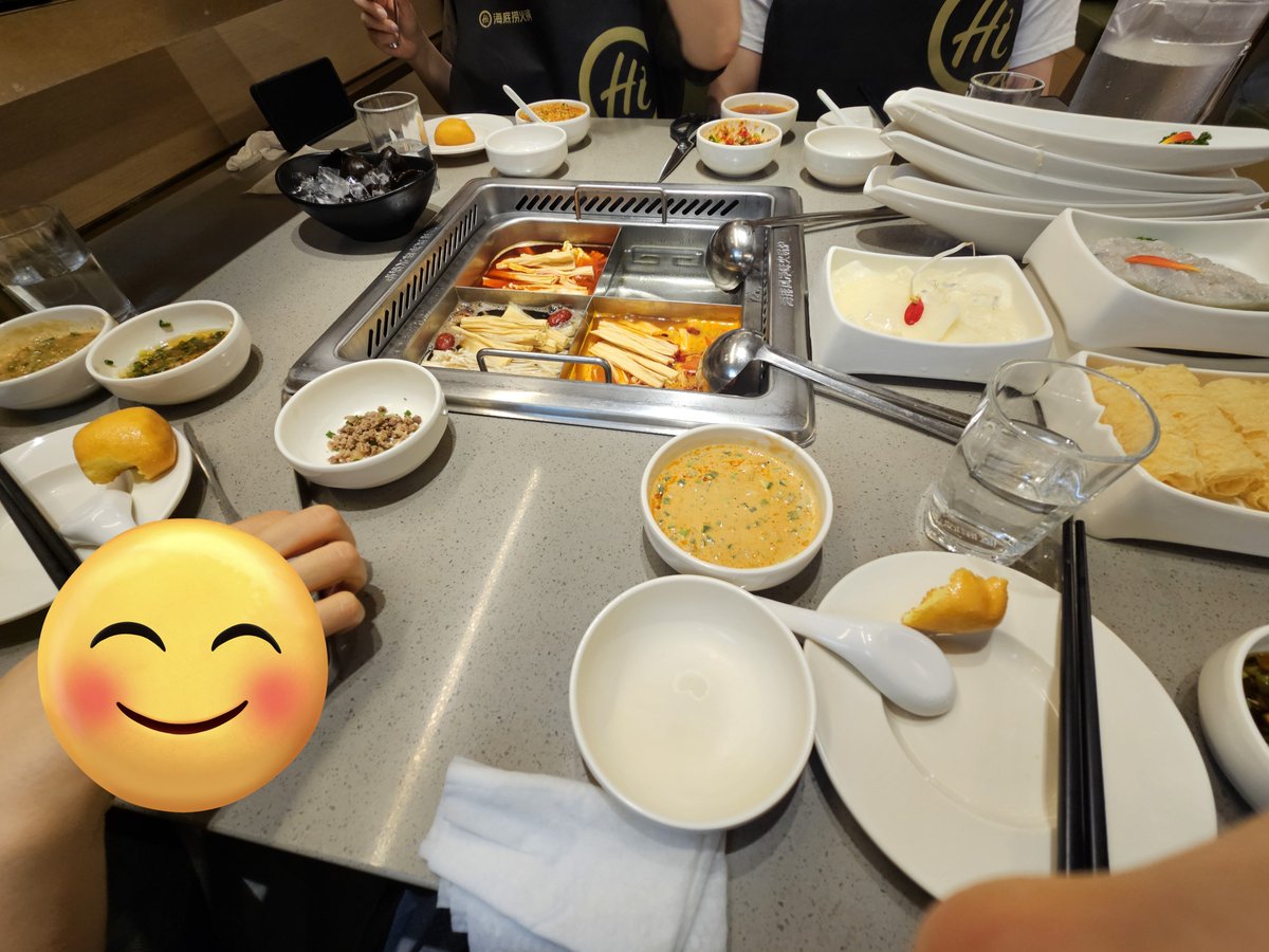 LO_ss52's tweet photo. 난 고작 티그레 선물했는데

언니들이 
아이스크림 사주고
하이디라오 사주고
짱자리티켓 사주고
커피 사줌

제가 이렇게 행복해도 될까요🥹😍 https://t.co/0fU5DypFEK