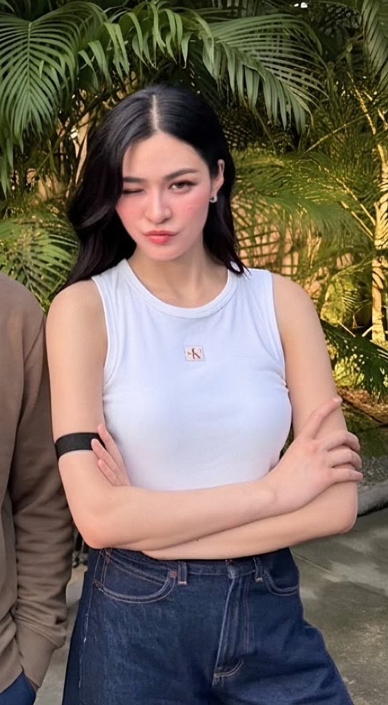 vlrp01's tweet photo. Now Lingling is wearing Whoop CoreKnit Bicep Band 🤣

#linglingkwong @linglingsirilak https://t.co/zIDqYUl2DQ