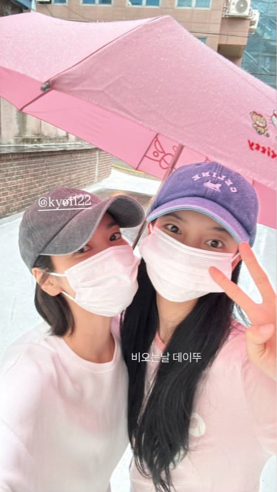 favsonghk's tweet photo. Kyo blessing us with another set of precious memories today, and this Kyo × Suzy rainy-day selfie is everything. ☔💗🥹✨

Kyo &amp; Suzy serving friendship goals, one rainy selfie at a time.💕🌷

#Songhyekyo #Suzy https://t.co/MdVpcpBNma