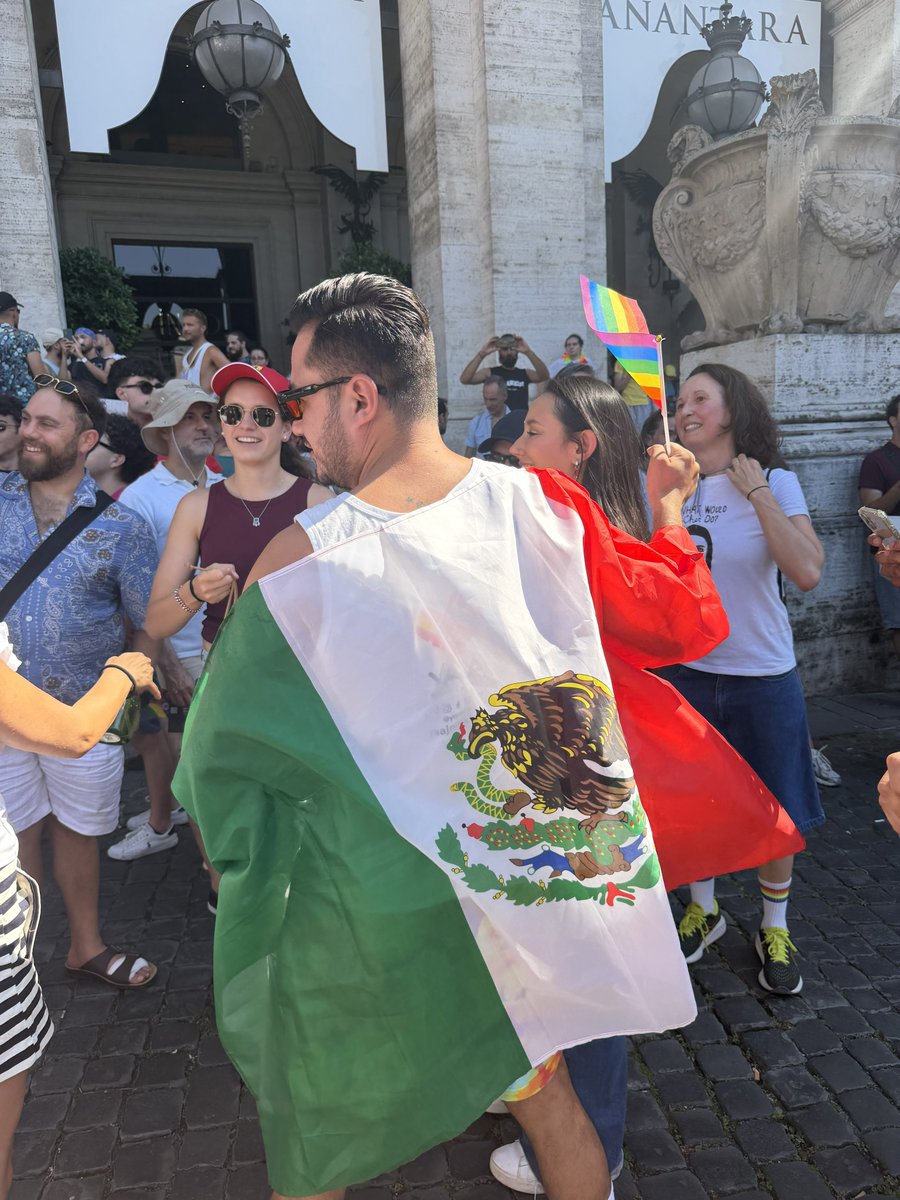 genarolozano's tweet photo. Il Messico sostiene una politica estera femminista e umanista. Siamo un Paese all’avanguardia nel riconoscimento e nella tutela dei diritti delle persone LGBT+.
Con orgoglio partecipiamo al Pride di Roma, riaffermando il nostro impegno per l’uguaglianza, l’inclusione e il rispetto della dignità di ogni persona.
Viva la diversità! 🏳️‍🌈🏳️‍⚧️🇲🇽 🇮🇹