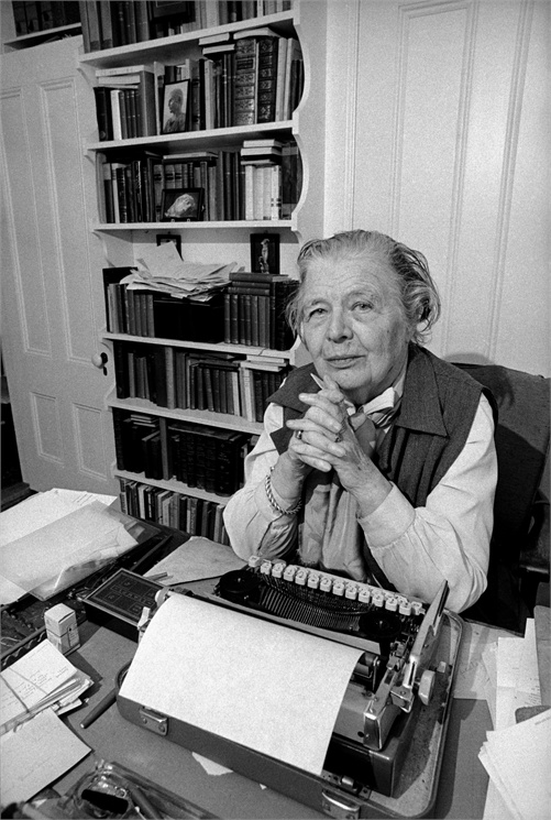 niklasgv's tweet photo. Yourcenar: "¿Y qué es el error, y su sucedáneo la mentira, sino una especie de 'caput mortuum', una materia inerte sin la cual la Verdad, harto volátil, no podría triturarse en los morteros humanos?". https://t.co/g9LfY5CJNV
