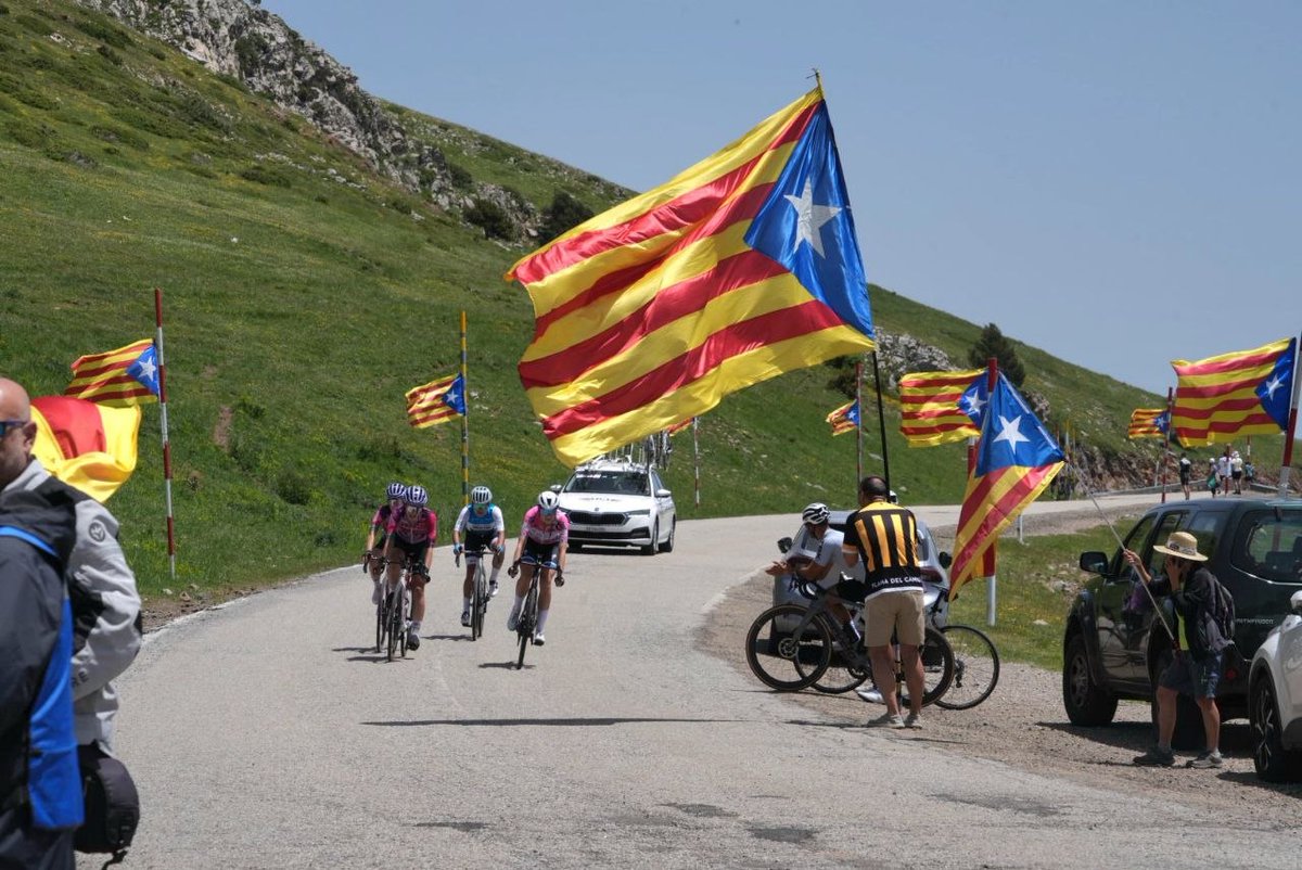 assemblea's tweet photo. ⬛⬜🚴 Hem omplert d'estelades la segona etapa de la Volta a Catalunya femenina, al seu pas per La Molina.

Per molt que ens vulguin amagar, l'independentisme continua ferm i decidit. Cal SER-HI! https://t.co/geTzYIk7FQ