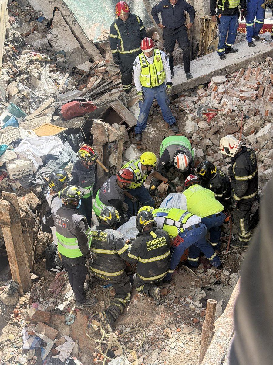 AlessandraRdlv's tweet photo. Lamentablemente, a esta hora encontramos un cuerpo sin vida en el colapso de la vivienda. 
Toda mi solidaridad para la familia y como siempre me pongo a sus órdenes para lo que necesiten. https://t.co/bzcCzFPdyX