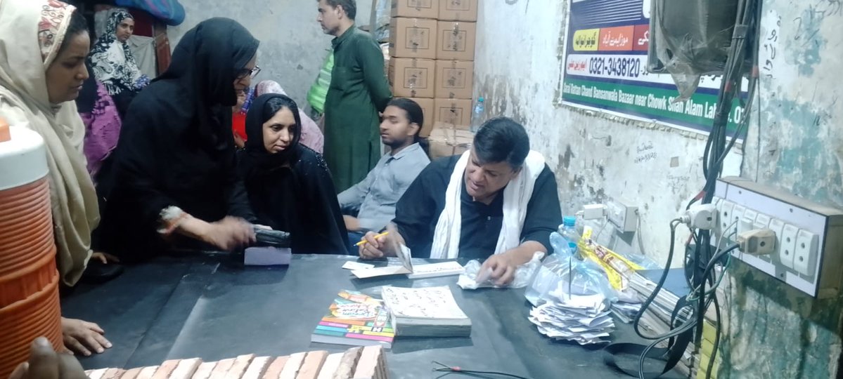 ghuman_ar's tweet photo. شالمی چوک لاہور میں پاکستان پیپلز پارٹی کا ممبرشپ کیمپ بھرپور عوامی توجہ کا مرکز بنا ہوا ہے۔ آج اس کیمپ کا پانچواں دن ہے اور پہلے دن سے لے کر آج تک عوام کی بڑی تعداد اپنی رکنیت کے اندراج کے لیے یہاں پہنچ رہی ہے۔

صبح 8 بجے سے رات 8 بجے تک جاری رہنے والے اس ممبرشپ کیمپ میں شہریوں کا جوش و خروش قابلِ دید ہے۔ اس وقت بھی کیمپ پر رونق برقرار ہے اور بڑی تعداد میں لوگ پاکستان پیپلز پارٹی کی ممبرشپ حاصل کرنے کے لیے موجود ہیں۔

یہ عوامی شرکت اس بات کا واضح ثبوت ہے کہ لاہور میں پاکستان پیپلز پارٹی کی تنظیم سازی اور ممبرشپ مہم کامیابی سے آگے بڑھ رہی ہے اور عوام پارٹی کے پیغام پر اعتماد کا اظہار کر رہے ہیں۔

@BBhuttoZardari
@faisalmirppp 
@SurgeonAyesha