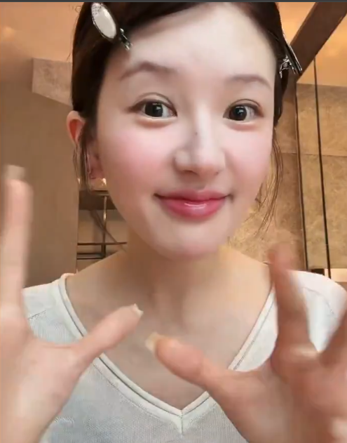 lusiwonii179's tweet photo. lusi said: she was bullied so badly last year, so she absolutely won't be soft-hearted about reporting negative publicity. She's been reporting negative publicity all along, but it takes time. She checked on the progress of reports, and they are indeed being carried out
#ZhaoLusi https://t.co/XuxuglKAbC
