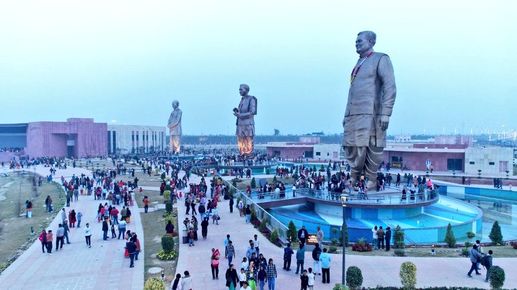 TheTelecastUP's tweet photo. राष्ट्र प्रेरणा स्थल में मॉर्निंग वॉकर्स के लिए प्रवेश निःशुल्क, LDA ने जारी किए आदेश
.
#लखनऊ। राजधानी के बसंतकुंज स्थित राष्ट्र प्रेरणा स्थल में मॉर्निंग वॉक और योग करने आने वाले लोगों को बड़ी राहत दी गई है। अब सुबह 5 बजे से 8 बजे तक प्रवेश पूरी तरह निःशुल्क रहेगा।

लखनऊ विकास प्राधिकरण (LDA) के उपाध्यक्ष प्रथमेश कुमार ने इस संबंध में आदेश जारी कर दिए हैं। यह निर्णय रक्षामंत्री राजनाथ सिंह की पहल पर लिया गया है, जिससे सुबह व्यायाम, योग और सैर के लिए आने वाले लोगों को लाभ मिल सके।

नई व्यवस्था के तहत सुबह 5 बजे से 8 बजे तक राष्ट्र प्रेरणा स्थल में प्रवेश के लिए किसी प्रकार का टिकट शुल्क नहीं लिया जाएगा। हालांकि सुबह 8 बजे के बाद पूर्व निर्धारित 15 रुपये का प्रवेश शुल्क लागू रहेगा। एलडीए का मानना है कि इस फैसले से स्वास्थ्य के प्रति जागरूक नागरिकों को सुविधा मिलेगी और अधिक लोग मॉर्निंग वॉक एवं योग जैसी गतिविधियों के लिए प्रेरित होंगे।
- द टेलीकास्ट न्यूज़
@LkoDevAuthority