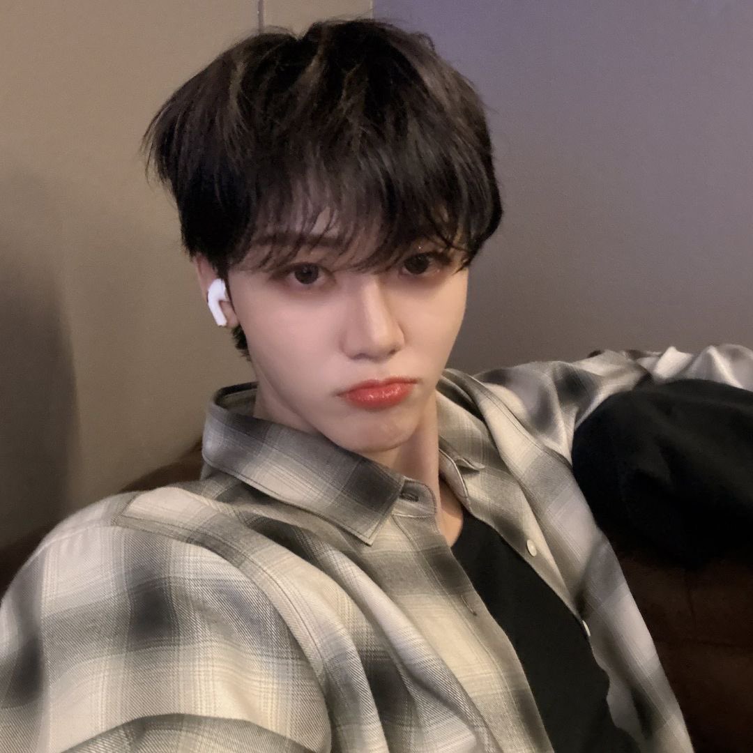 jaeminbluebaby's tweet photo. งานตรงนี้ ฝ่ายกราฟฟิกทำได้แค่นี้เองหรอครับ 

ผมทำเต็มที่แล้วครับบอส

นี่ทำเต็มที่แล้วหรอครับ? เอาไปแก้มาใหม่

ได้ครับบอส

——————

หนูคะ เมื่อเช้าพี่ขอโทษนะที่ดุไป มันเป็นงานค่ะ

ไม่เป็นไรครับ เค้าเข้าใจ แต่คืนนี้พี่นอนนอกห้องนะ 

หนูคะ 🥹

เป็นไงล่ะบอส โดนน้องเอาคืนแล้ว🤣 https://t.co/qobjMUuaGH