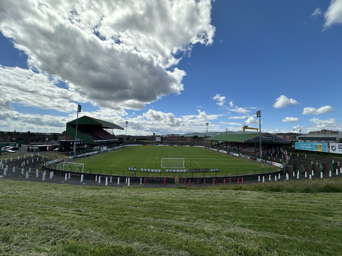Jannesvd9's tweet photo. ‘The Battle of The Oval’ tussen de twee teams met een gelijknamige stadionnaam: Glentoran FC - Caernarfon Town. Vandaag de variant bij misschien wel het mooiste stadion van Europa. #Groundhoppen #Groundhopping https://t.co/zDLJjtrbvX