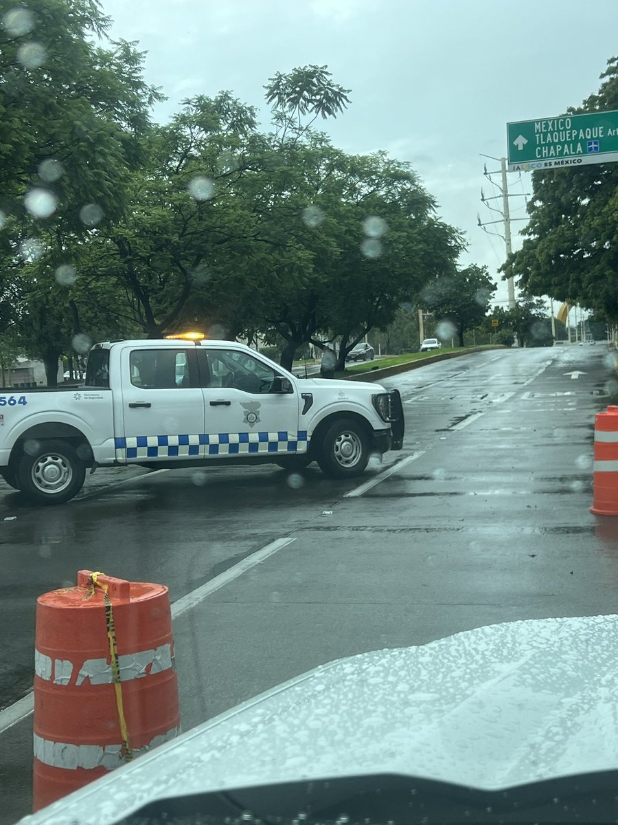 PolloGdl19's tweet photo. Actualización cerrado el paso carriles centrales , paso a desnivel inundado https://t.co/Q75ntEJAUb