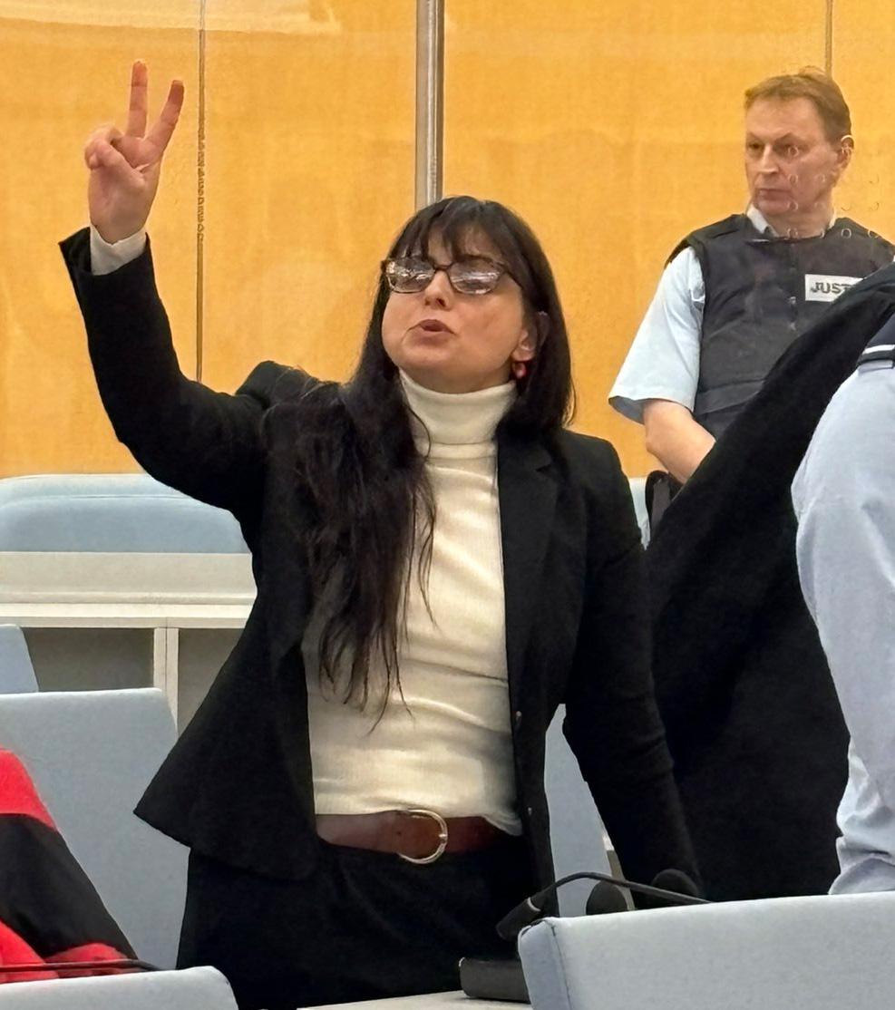okaaanozer's tweet photo. Almanya'da DHKP-C üyesi olduğu iddiası ile tutsak olan sosyalist gazeteci Özgül Emre'ye yine tek tip elbise(hapishane üniforması) dayatılıyordu. Buna karşı açlık grevine başlayan Emre, 7/24 gözlendiği daracık bir hücrede kıyafetsiz tutuldu. Nihayet yine zaferini kazandı. https://t.co/nVjfneytUc
