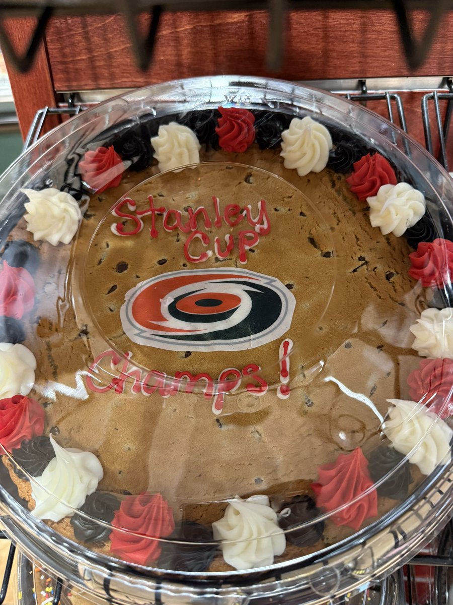 EmoTragedy07's tweet photo. Okay, whoever did this at Teeter should know better. Come on, now. 😭😭 @Red_on_Bottom https://t.co/uF6q1bvHWl