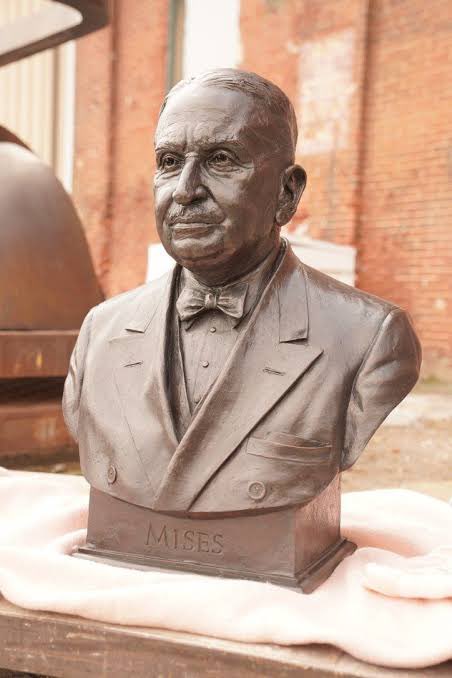 PLibertarioMx's tweet photo. Video de la intervención de @Joaq_vr del @MovLib_Peru en nuestro «Taller Murray Rothbard» sobre su lectura de #Liberalismo de Ludwig von Mises.

Escúchela aquí: https://t.co/iraumZ80iL https://t.co/lYzqNMTv9D