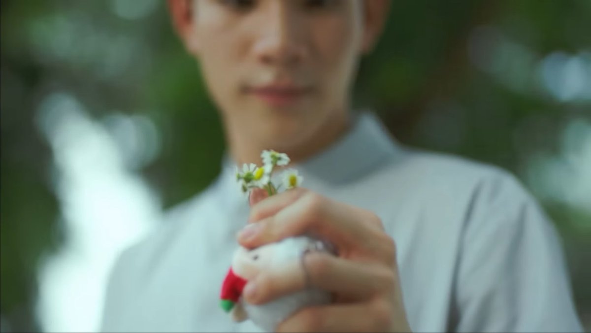 geminittawat's tweet photo. the focus on the mosaic artwork of the Annunciation (Angel Gabriel offering white lillies to Virgin Mary) right after the montage of barth leaving tanrak white flowers……the details and the symbolism in this series…..

BARTHTANRAK HEAVENLY SECRET
#TicketToHeavenEP4 https://t.co/PemCRtayc0