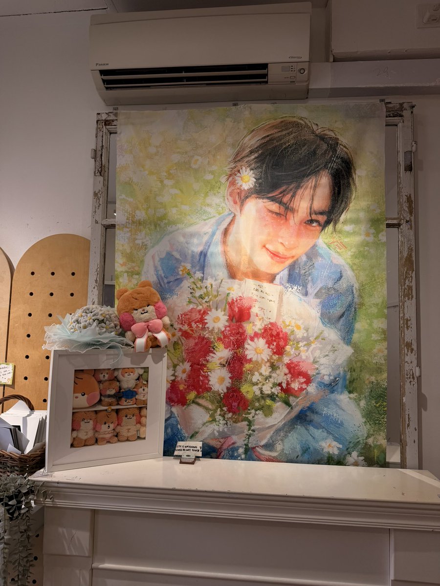 nimezrose's tweet photo. prettiest photobooth frame i ever took🥹🩷

#everlastingloveshb https://t.co/1YkSfv6y3B