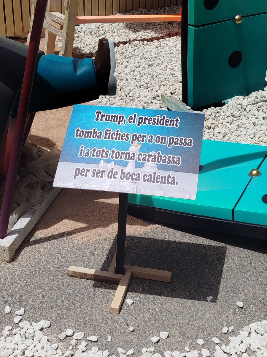 Decidimalacanti's tweet photo. @Decidim_ volem felicitar les #Fogueres2026 a tota la gent d'Alacant.
Per unes Fogueres populars, crítiques, inclusives, en valencià i sense tortura animal!
Bones festes! https://t.co/W4XSn3SSCw