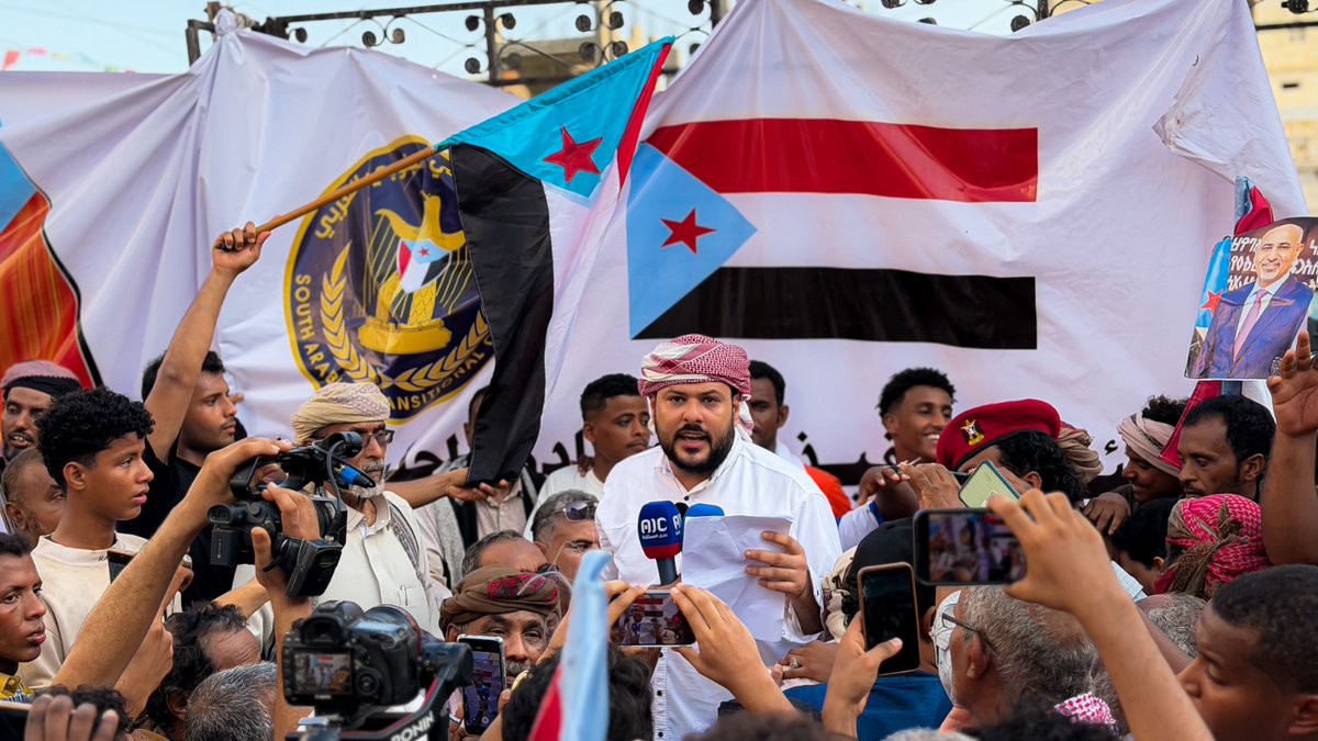 aljifri191's tweet photo. المكلا تشهد تظاهرات سلمية متواصلة في شوارعها عقب فعالية مناهضة الاحتلال ورفض الوصاية
#مليونيه_رفض_الوصايه_ومناهضه_الاحتلال
#الجنوب_يرفض_الوصاية_السعودية
#الجنوب_رهن_اشارتك_عيدروس 
#شعب_الجنوب_خلف_الرئيس_الزُبيدي https://t.co/d07SKfeDGi