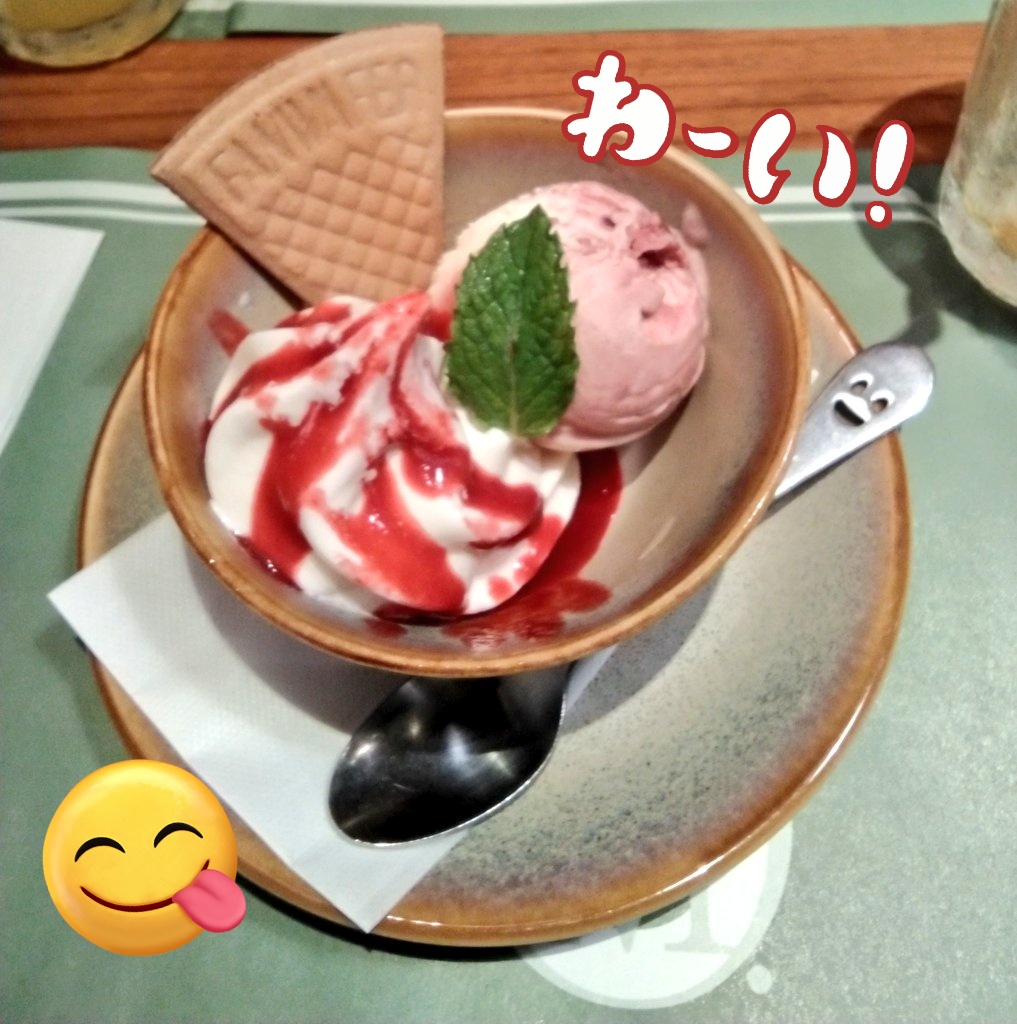knightrier's tweet photo. オムライスが食べたく
池袋OMSに行ってきたよ🎶

ローストビーフオムライス
&amp;ストロベリーサンデー🍓で
いただきももにゃん🥰美味しかった🎶

#ももちぃ 
#アイメリ https://t.co/UThthipShN