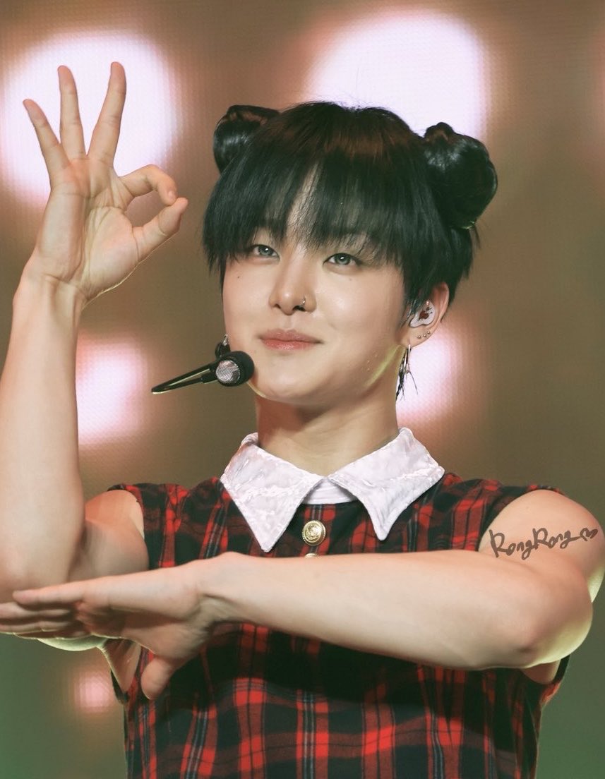 parkbeaus's tweet photo. JIHOON IS SO SO PRETTY AAAAAAAAAA MY PRINCESS 🧚‍♀️ https://t.co/VQ5bKaxK7I