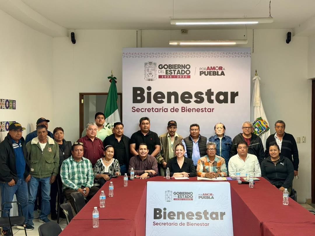 artemisa_laura's tweet photo. 🛒 Comerciantes, productores y prestadores de servicios conocen de cerca las necesidades de su gente, porque viven día a día los desafíos de sus tareas.

👥 Sostuve una reunión con representantes de la Federación de Comerciantes y Prestadores de Servicios, que agrupa a líderes de mercados y organizaciones sociales para escuchar sus planteamientos y compartir ideas que contribuyan al #Bienestar de los y las poblanas 🧑‍🧑‍🧒‍🧒.

🤗 Con dialogo siempre encontramos mejores rutas de atención.