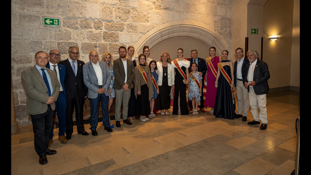 Hermandadburgos's tweet photo. Ayer celebramos el 49 aniversario de la Hermandad con una misa y una cena a la que asistieron 350 miembros de diferentes Peñas,  Sociedades, Casas regionales y Grupos de Danzas. 
También nos despedimos de la Corte de Burgos 2025. https://t.co/yCLRZIJD3k