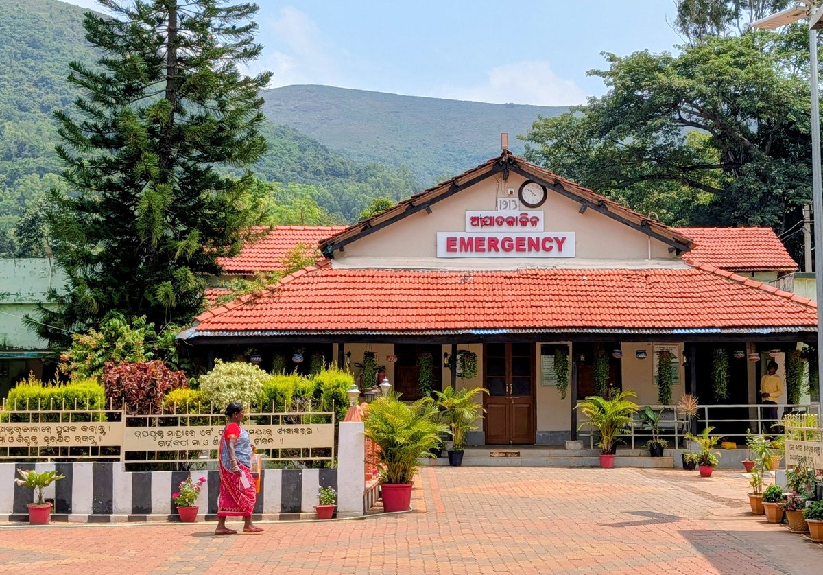 Lokanath158's tweet photo. In the middle of Eastern Ghats, CHC Potangi(Koraput) has been providing health care since 1913.
#odisha #nature #easternghats https://t.co/Y0sOvGYVXM