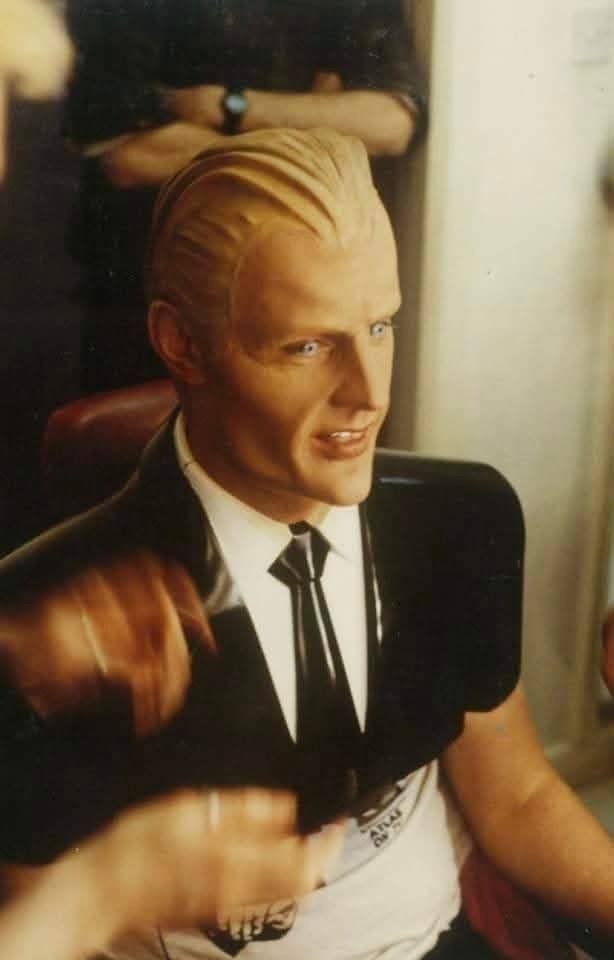 TiburonesPrem's tweet photo. 🧠📺 ¿Recuerdas a Max Headroom? El “primer influencer digital de los 80“

Mucho antes de que existieran los youtubers, los deepfakes o los avatares virtuales, Max Headroom ya dominaba la pantalla con su estilo robótico, sarcasmo afilado y estética cyberpunk. https://t.co/PvrV4pwsol