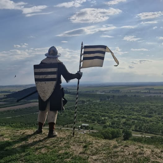 Bigvadrouiller1's tweet photo. The Kunštát family was one of the most prominent, ancient, and respected noble families in the Kingdom of Bohemia. During the XVth century, many of its members sided with King Wenceslaus IV of Bohemia against the invasion led by Sigismund and his allies in the League of Lords.

The most notable figure among the loyalists was Boček II of Poděbrady; as the Lord of Poděbrady, he defended the town and drove back Hungarian and Cuman troops to the south in the winter of 1402. This action saved Kolín and forced Sigismund to focus his efforts solely on Kuttenberg.

In recognition of his loyalty, Wenceslaus IV appointed him Grand Royal Scribe after Prague was liberated from Sigismund's control in December 1403.
Other family members and captains also distinguished themselves, most notably Hynek of Kunštát, nicknamed the "Dry Devil." A renowned mercenary captain and bandit leader, he became a major rival to Sigismund during the Siege of Znojmo in the summer of 1404, where he valiantly defended the town against an Austro-Hungarian force of 24,000 men.

He was undoubtedly aware of his cousin Jitka of Kunštát’s marriage to Jan Ptáček of Pirkštejn in the midst of the war; the couple had a child in 1404, Hynek Ptáček of Pirkštejn, who would go on to become one of the kingdom's greatest diplomats and warriors twenty years later. 
(Many speculate that in the game franchise Kingdom Come: Deliverance, the character Hans Capon was given the name Hynek to his son in honor of his comrade-in-arms, the "Dry Devil", whose real name was Hynek of Kunštát.)