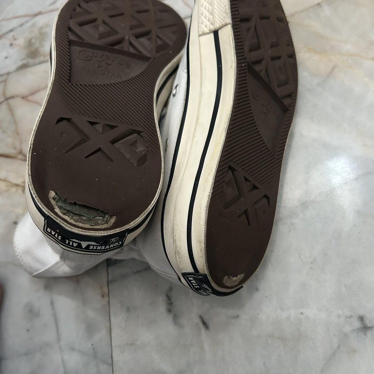 nztrst's tweet photo. รองเท้าผ้าใบ หุ้มข้อ • converse ไม่การันตี มีตำหนิ ขอคนไม่ซีน้า 💘 • ไซส์36.5 ( 23cm )〰️🛼price : 69 ฿ รวมส่ง #รองเท้ามือสอง #ส่งต่อเสื้อผ้า #รองเท้ามือสองของแท้ #รองเท้าผ้าใบมือสองของแท้ #เสื้อผ้ามือสอง #converseมือสอง https://t.co/ZN51hiKvAu
