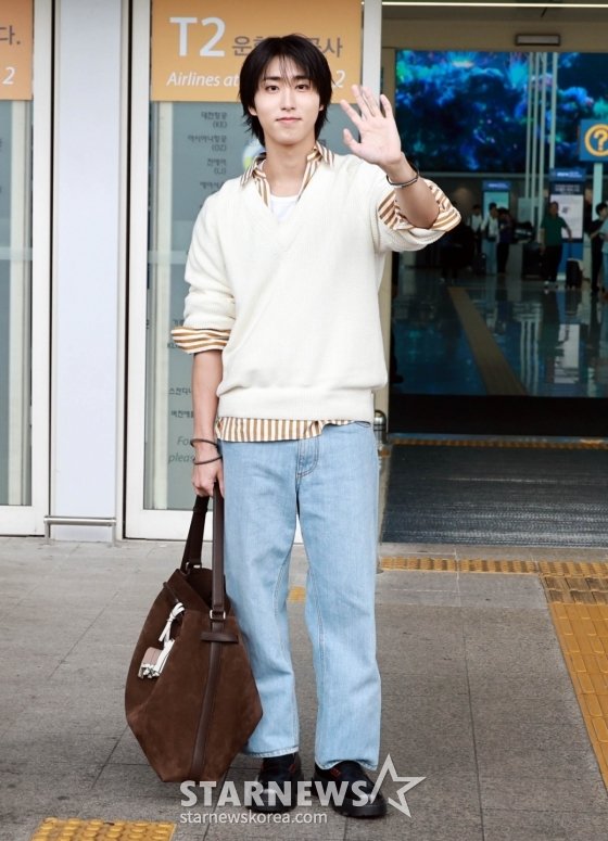 sportalkorea's tweet photo. 🌟260620 스트레이키즈 한
📸 Photographed by 스타뉴스
#StrayKids #스트레이키즈 #SKZ 
#한 #HAN #ハン
#출국 #Departure #出国
#인천국제공항 #IncheonInternationalAirport #仁川国際空港
#공항패션 https://t.co/xRU3iwEeaR