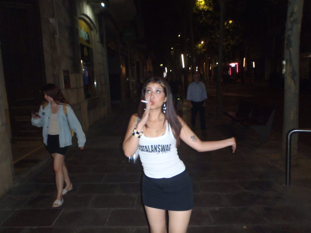 camicamisetaa's tweet photo. Bbtrucos salió a pasear por Sabadell https://t.co/UMJ9r4uvrz