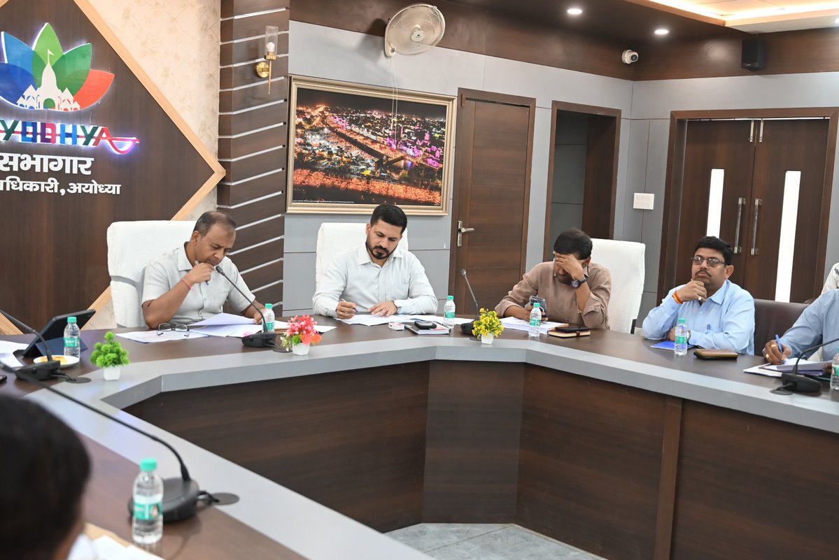 dmayodhya's tweet photo. 📍अयोध्या के नोडल अधिकारी एवं प्रमुख सचिव (स्टांप एवं रजिस्ट्रेशन) श्री अमित गुप्ता जी ने बैठक कर प्रभारी मंत्री के निर्देशों के अनुपालन, मुख्यमंत्री डैशबोर्ड एवं राजस्व कार्यक्रमों की प्रगति की समीक्षा की। मई 2026 में ‘C’ व ‘D’ रैंकिंग वाले विभागों को प्रदर्शन सुधारने, बाधाओं का त्वरित समाधान करने और योजनाओं का समयबद्ध क्रियान्वयन सुनिश्चित करने के निर्देश दिए। #Ayodhya #GoodGovernance #UPGovt