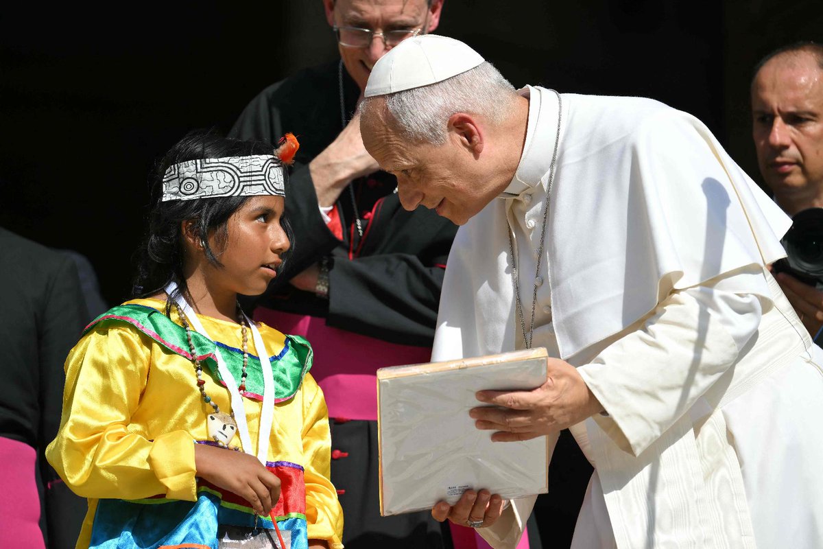 vaticannews_fr's tweet photo. Ultime rendez-vous à #Pavie, sur la place Vittoria, cœur historique de la ville. Léon XIV est accueilli par les habitants, certaines autorités et les fidèles. https://t.co/42HOkdlKRm