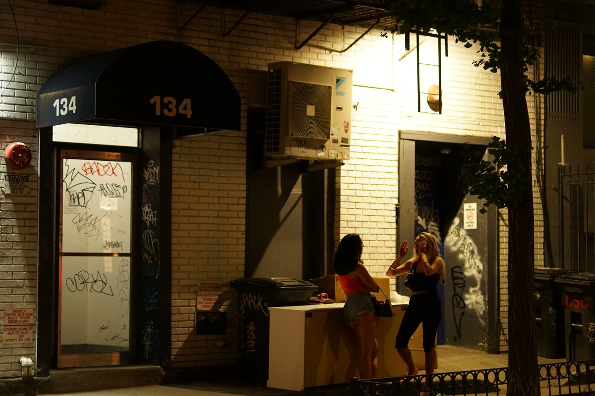 liminalencount_'s tweet photo. The street appears gritty.
The ladies have a moment.
Graffiti add texture.
Evening hours create mood.
#photography
#aftermidnight
#quietmoments
#urbanmelancholy https://t.co/niIijASjLm