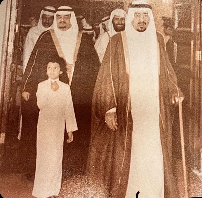 UmEsslaym's tweet photo. من الصور الجميلة 
 جلالة الملك خالد بن عبدالعزيز وولي عهده خادم الحرمين الملك  فهد بن عبدالعزيز  رحمهم الله وسمو الامير عبدالعزيز بن فهد حفظه الله https://t.co/h7YjOtzFVd