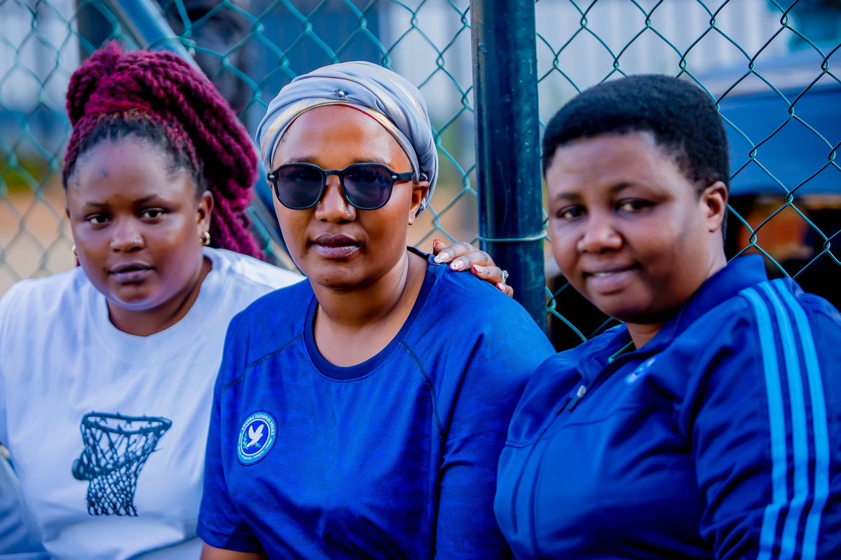 kigalitoday's tweet photo. #KTSports
Ikipe ya Police HC yatsinze umukino wa mbere mu ya kamarampaka w'imikino ya nyuma izagena uzatwara shampiyona ya Handball 2025-2026.
Ni umukino wabereye ku kibuga cya Kimisagara kuri uyu wa Gatandatu, ikipe ya Police HC itsinda ibitego 29 kuri 28.
Umukino wa kabiri uteganyijwe tariki 26 Kamena muri Petit Stade Amahoro i Remera mu gihe uwa gatanu uteganyijwe tariki 30 Kamena 2026.