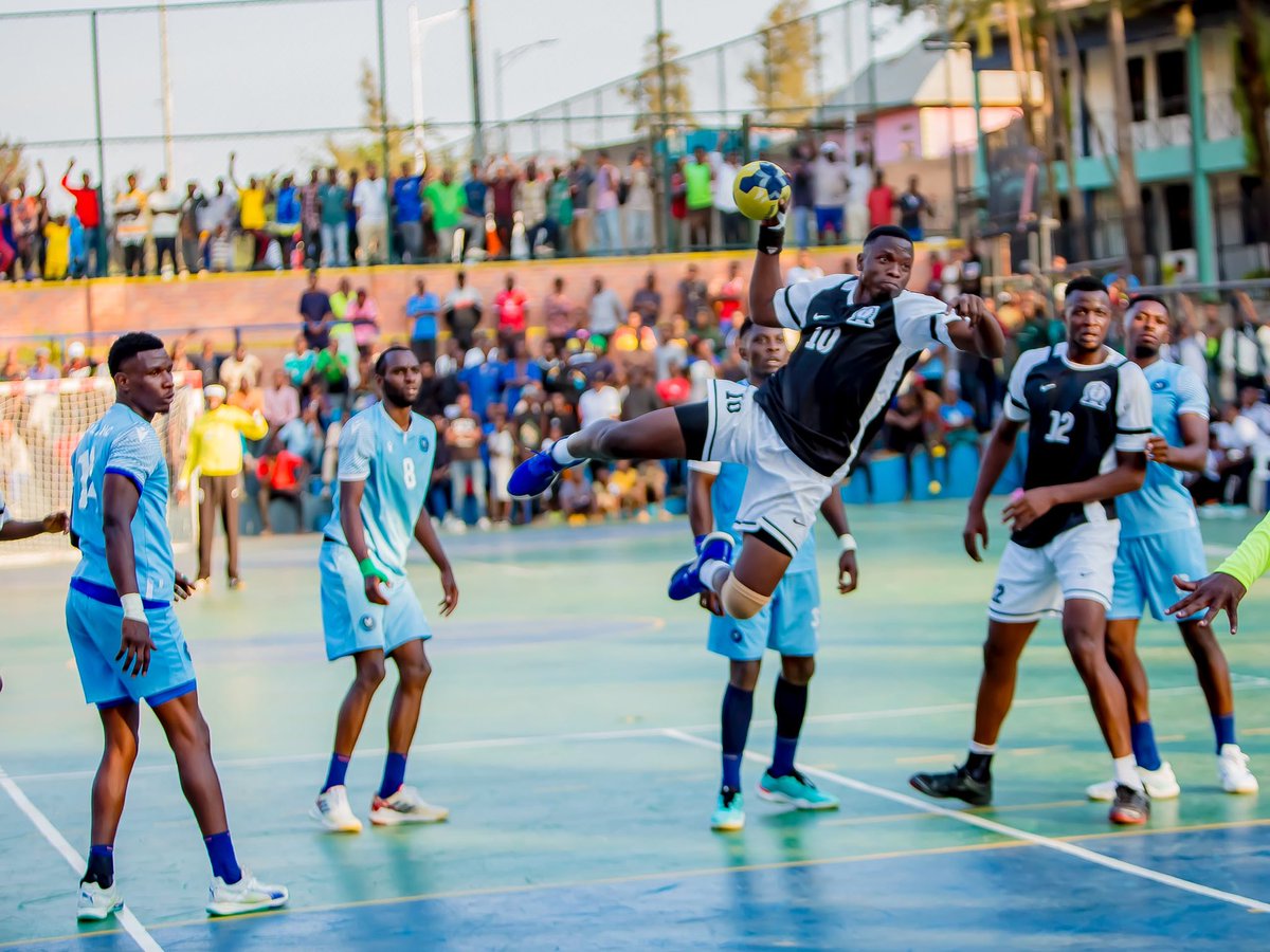 kigalitoday's tweet photo. #KTSports
Ikipe ya Police HC yatsinze umukino wa mbere mu ya kamarampaka w'imikino ya nyuma izagena uzatwara shampiyona ya Handball 2025-2026.
Ni umukino wabereye ku kibuga cya Kimisagara kuri uyu wa Gatandatu, ikipe ya Police HC itsinda ibitego 29 kuri 28.
Umukino wa kabiri uteganyijwe tariki 26 Kamena muri Petit Stade Amahoro i Remera mu gihe uwa gatanu uteganyijwe tariki 30 Kamena 2026.