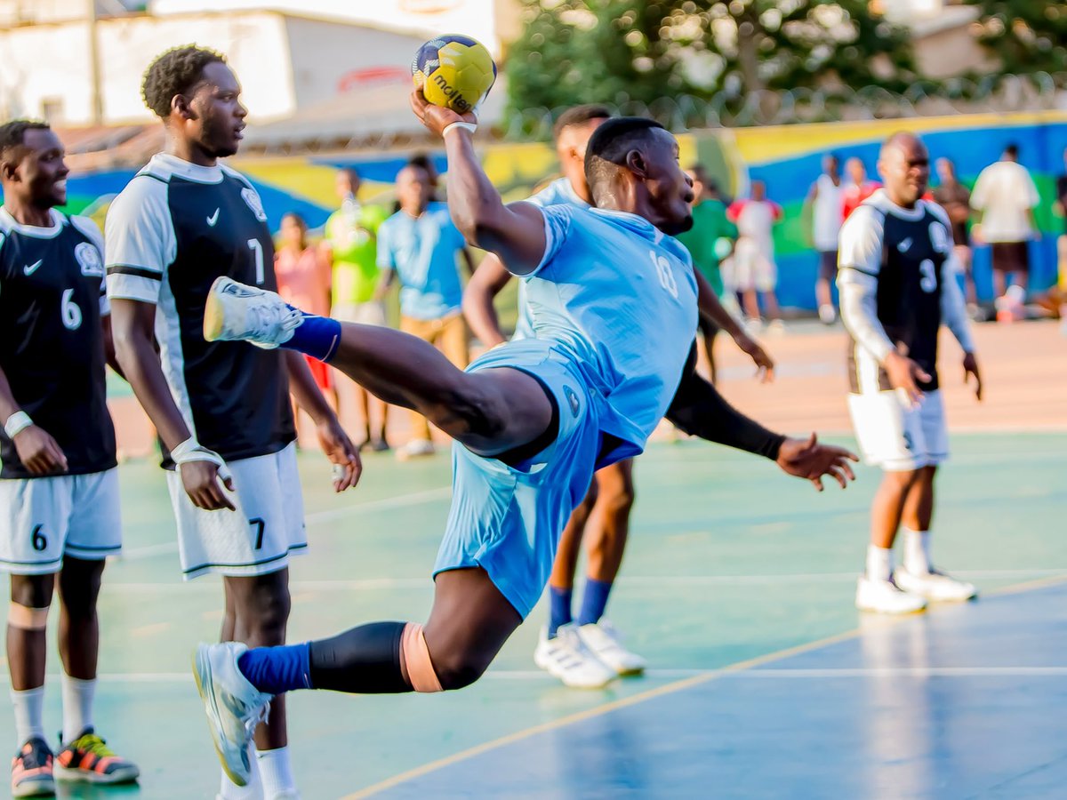kigalitoday's tweet photo. #KTSports
Ikipe ya Police HC yatsinze umukino wa mbere mu ya kamarampaka w'imikino ya nyuma izagena uzatwara shampiyona ya Handball 2025-2026.
Ni umukino wabereye ku kibuga cya Kimisagara kuri uyu wa Gatandatu, ikipe ya Police HC itsinda ibitego 29 kuri 28.
Umukino wa kabiri uteganyijwe tariki 26 Kamena muri Petit Stade Amahoro i Remera mu gihe uwa gatanu uteganyijwe tariki 30 Kamena 2026.