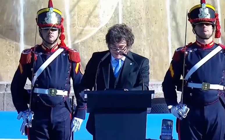 El_Prensero's tweet photo. 🇦🇷 Este 20 de junio en la Argentina se conmemora el Día de la Bandera por el fallecimiento del Brigadier General Manuel Belgrano, creador de la enseña patria el 27 de febrero de 1812.
Un prócer ejemplar que entró rico a la función pública y murió en la absoluta pobreza luego de dar su vida por la patria. Su mayor legado moral fue donar, ya sumido en esa pobreza absoluta, un premio millonario para construir cuatro escuelas públicas. 

Hoy, la fecha la encabeza un trastornado entreguista que se desvive por convertirnos en colonia extranjera. Semejante humillación es una bofetada histórica a la memoria de Belgrano que nos debería hacer reaccionar como pueblo y darnos vergüenza.