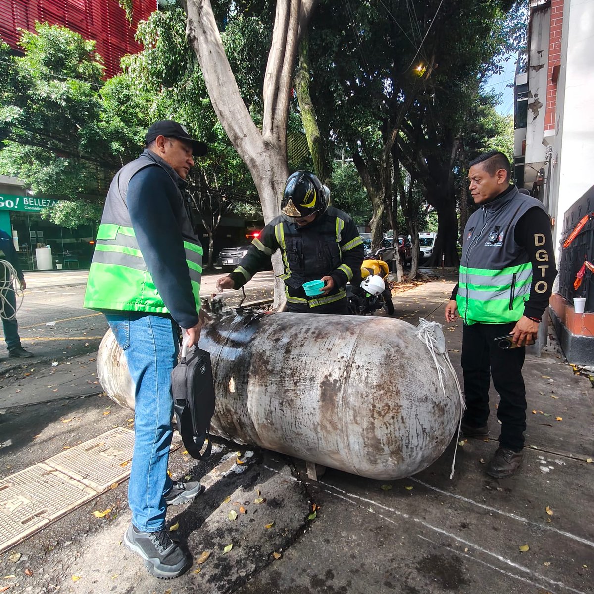 TabascoHOY's tweet photo. #InformaTH🗣️| Continúan las labores de emergencia en la colonia Hipódromo, Cuauhtémoc, tras el colapso parcial de un inmueble registrado este sábado.
⛑️ Como medida de mitigación de riesgos, personal especializado retiró con éxito el tanque estacionario que permanecía en la zona afectada, mientras continúan los trabajos para remover escombros.
https://t.co/Z9UVblo5xK