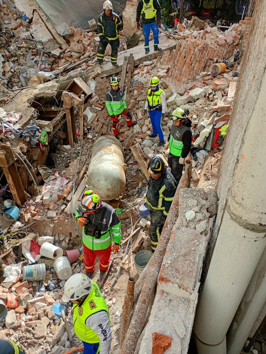 TabascoHOY's tweet photo. #InformaTH🗣️| Continúan las labores de emergencia en la colonia Hipódromo, Cuauhtémoc, tras el colapso parcial de un inmueble registrado este sábado.
⛑️ Como medida de mitigación de riesgos, personal especializado retiró con éxito el tanque estacionario que permanecía en la zona afectada, mientras continúan los trabajos para remover escombros.
https://t.co/Z9UVblo5xK