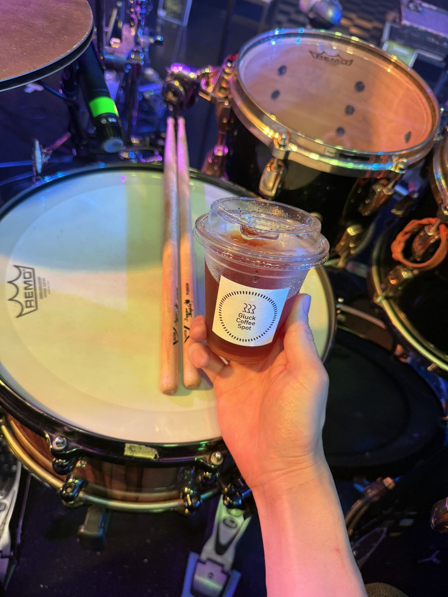 drums_taiki's tweet photo. 熊本ありがとうございました！！

高校生ぶりの熊本最高でした🔥🔥

雨だったけど吹き飛ばすようなライブになりましたね🔥🔥

ツアーファイナルいってきます！

実家到着。🐈
お疲れ様でした！ https://t.co/G1UafNTQAB