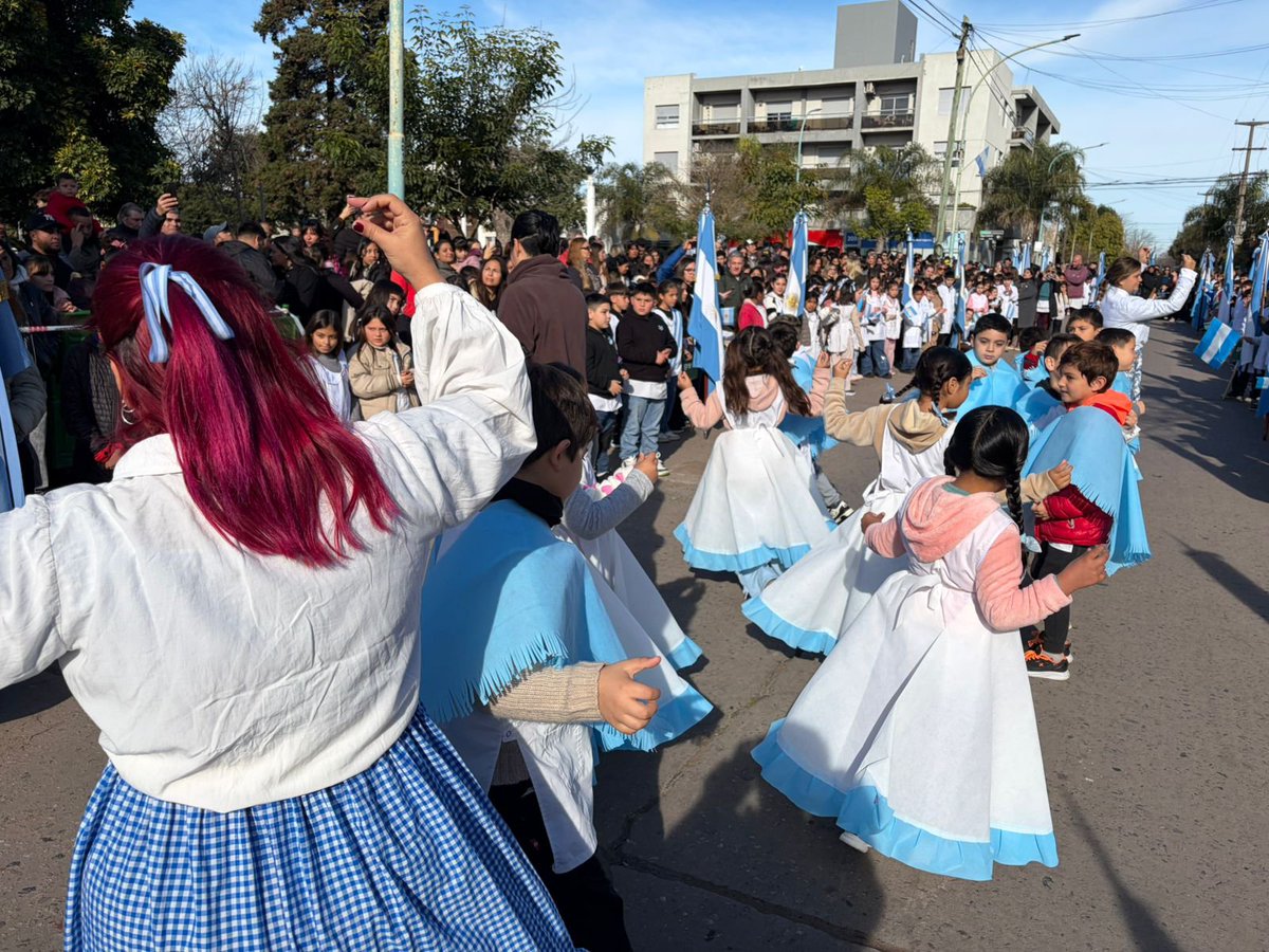 MuniChivilcoy's tweet photo. #AHORA En el marco del Día de la Bandera, los estudiantes de las escuelas primarias N° 4 “Manuel Villarino”,  N°12 “Hipólito Yrigoyen” y  N° 49 “General José de San Martín”, bailan para homenajearla la “Chacarera a mi bandera”. 

Asimismo, los alumnos de Cuarto Año de todas las escuelas primarias de Chivilcoy, unen sus voces cantando “Canción para mi Bandera”, para promover la unidad y la esperanza del país bajo los colores celeste  y blanco. 

🩵🤍

@BritosGuillermo