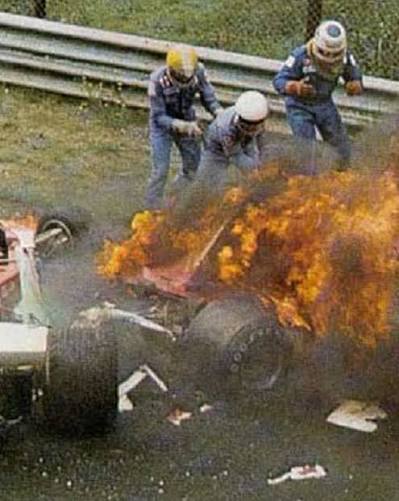 McLovin7844's tweet photo. Guy Edwards est mort hier à 83 ans.
Sa carrière en F1 n'a pas atteint des sommets. Il est surtout connu pour avoir sorti Niki Lauda des flammes au Nurburgring en 1976.
Sur la photo, c'est le pilote le plus à droite. https://t.co/4zyNAxoQQJ