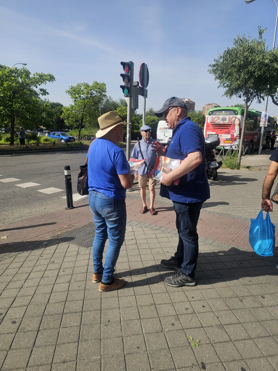 pp_latina's tweet photo. 🔵 Mesa en Av. los Poblados/Av. las Águilas 🔵

👉 Un día más, seguimos saliendo a la calle para informar y escuchar a nuestros vecinos, ellos siempre en el centro.

#PPLatina #DistritoLatina #Aluche #Intercambiador. https://t.co/4GeGK3Cl7G
