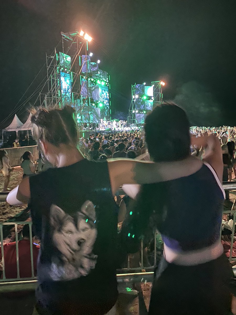 tiyapics's tweet photo. อยากกราบขอบคุณครีเอทีพท่านนี้ของพวกชีมาก ทำบุญใหญ่นะคะ ขอให้เจริญ ๆ https://t.co/Z5sZh69fBC