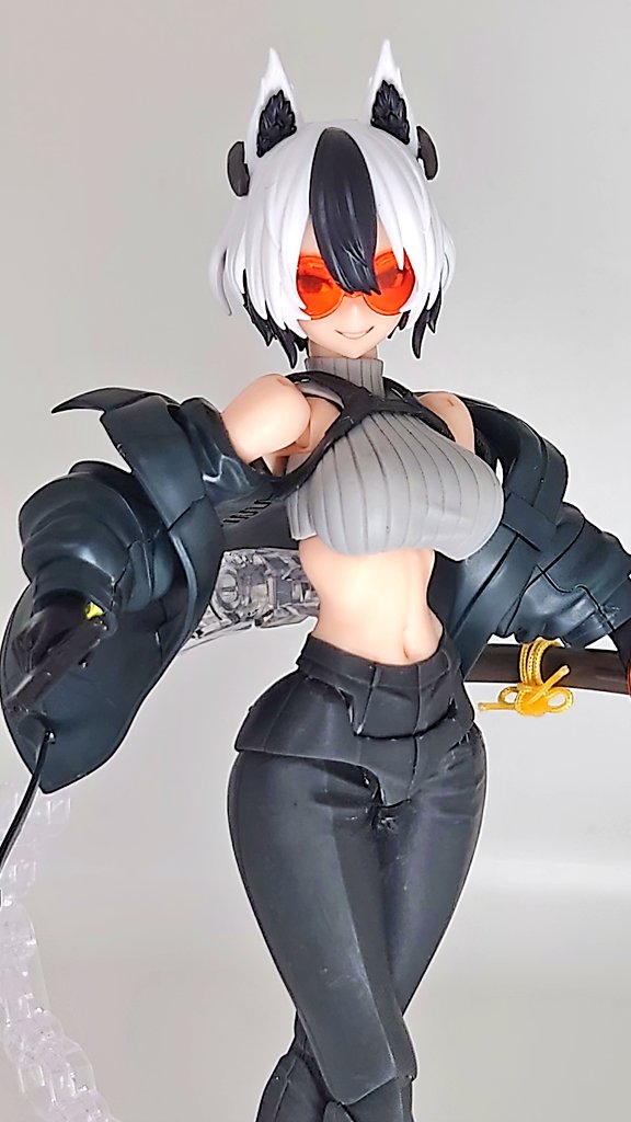 KEI2Model111's tweet photo. ジャケットの可動域が全く無いので
布製のものに変えようかしら…
形はこれが好きなんだけどな〜

鯉太郎さん(@koichan315) Koi-suit 2
#メガミデバイス 
#ユグドラシス 
#ガルム・リッパー 
#フィギュアライズスタンダード https://t.co/FRTAEM0JsF