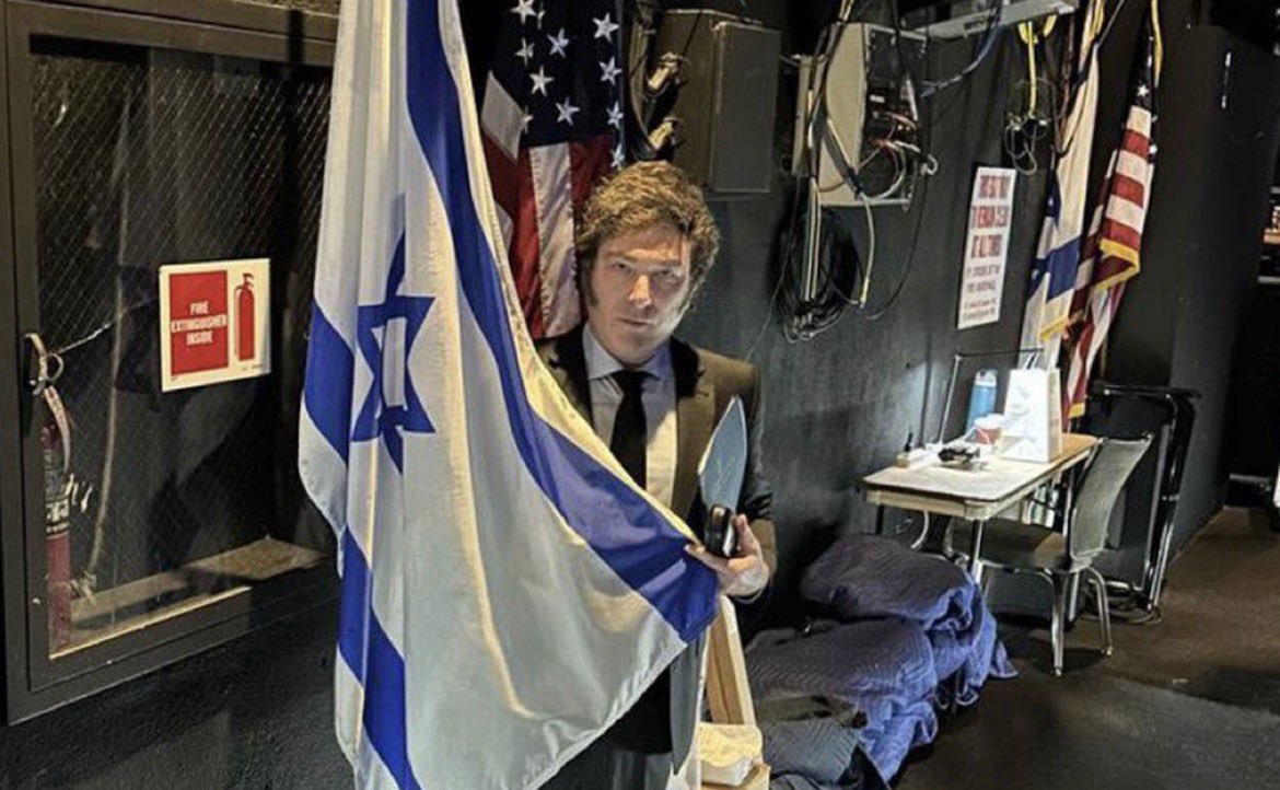 labestiapau's tweet photo. Día de la bandera para nuestro presidente y sus libervirgos https://t.co/j6Dged5WvJ